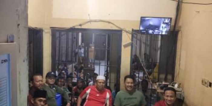 Kapolres Parimo Jalin Silaturahmi dengan Tahanan Lewat Nobar