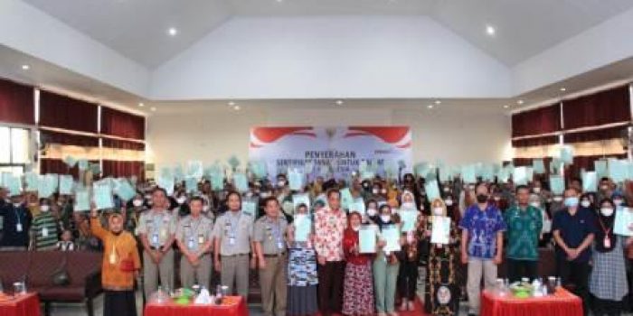 Wagub Ma’mun Amir Serahkan 500 Sertifikat Tanah Gratis