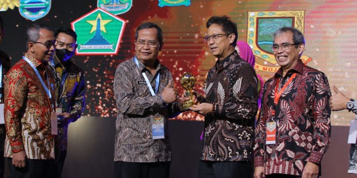 Pemkab Parimo Terima Penghargaan UHC Award Dari BPJS Kesehatan