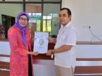 Waket DPRD Parimo Serahkan Surat Penyerahan Pembebasan Lahan SMKN Pariwisata