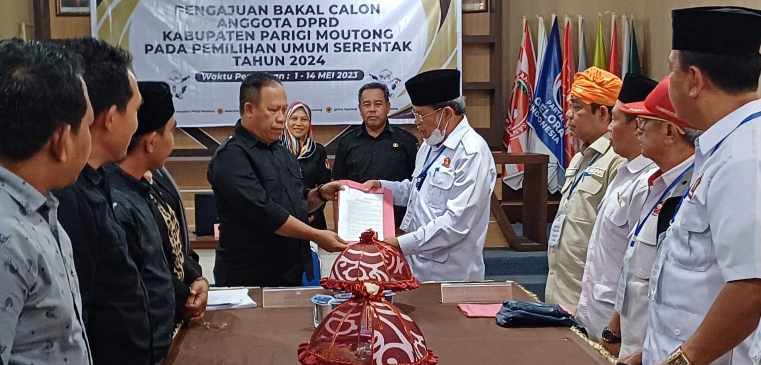 DPC Partai Gerindra Parimo Daftarkan 40 Bacalegnya ke KPU