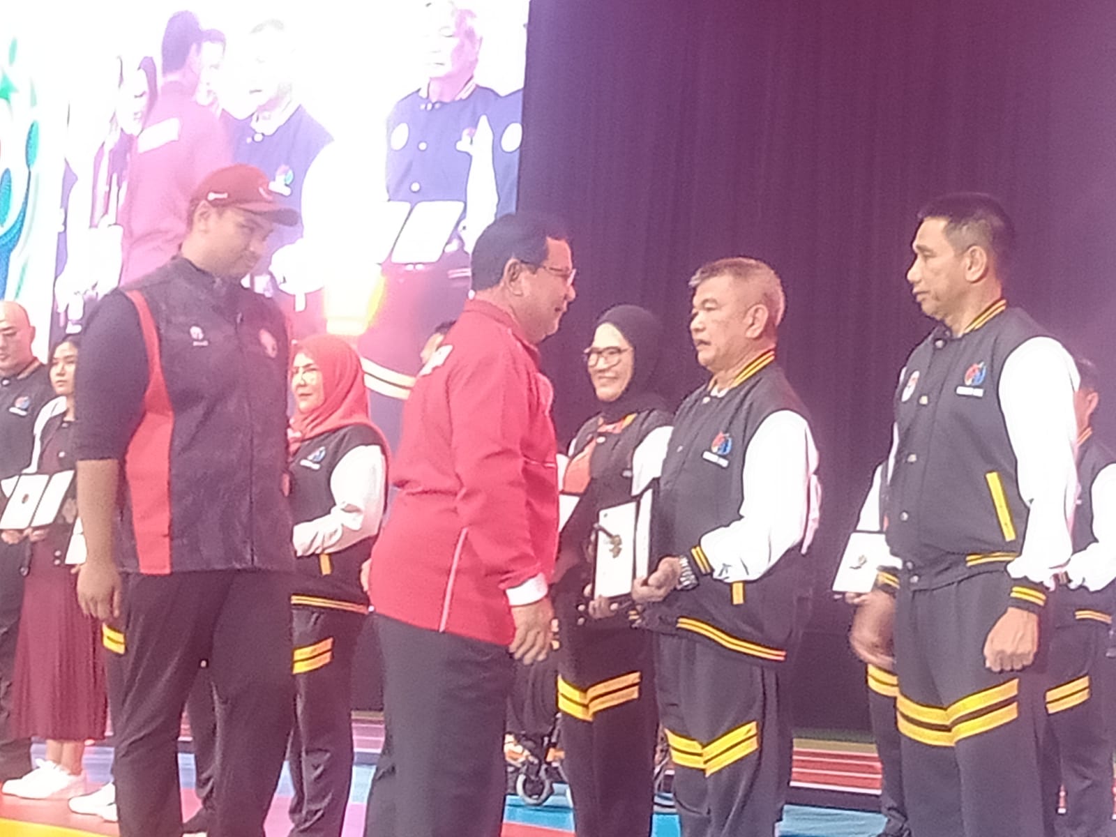 Bupati Parimo Terima Penghargaan Pelaku Olahraga Berprestasi 2023 Kategori Pembina Dari Menpora RI