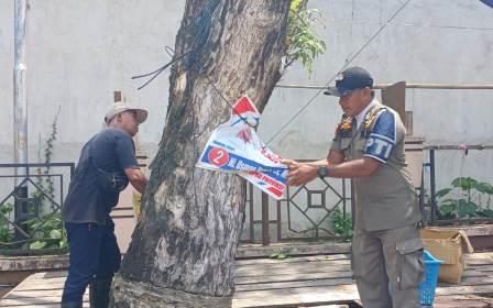 Satpol PP Parimo Tertibkan Ratusan APS Bacaleg yang Langgar Aturan