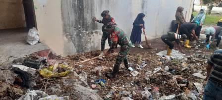 Peduli Kebersihan, Babinsa Ikut Kerja Bakti Bersihkan Lokasi Pasar Sentral Parigi