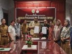 Sukseskan Pemilu 2024, Pemkab dan KPU Parimo Tanda Tangan NPHD