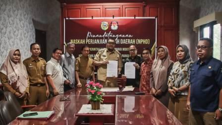 Sukseskan Pemilu 2024, Pemkab dan KPU Parimo Tanda Tangan NPHD