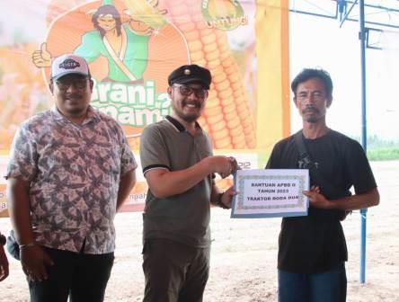Pemkab Parimo Serahkan Bantuan Alat Pertanian kepada Petani Jagung