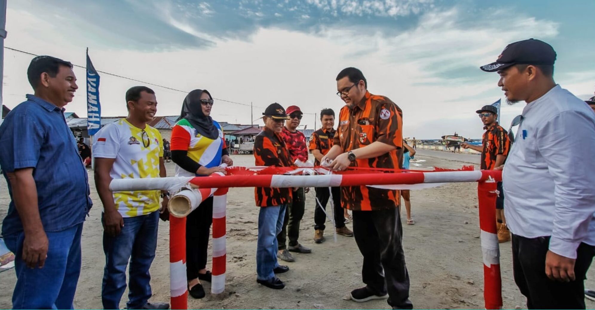 Richard Membuka Secara Resmi Lomba Layang – Layang Palelo