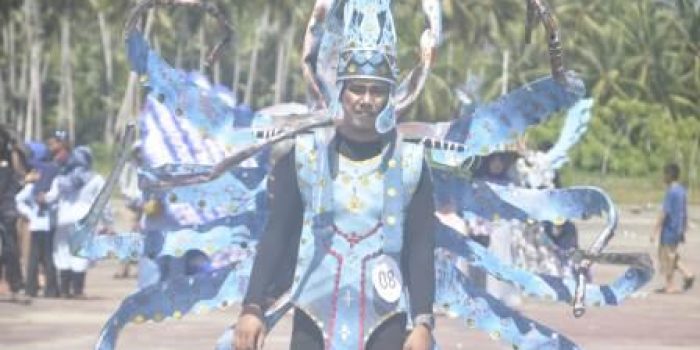 Peserta Fashion Karnaval Tampil Atraktif dengan Barang Bekas di FTT Parimo