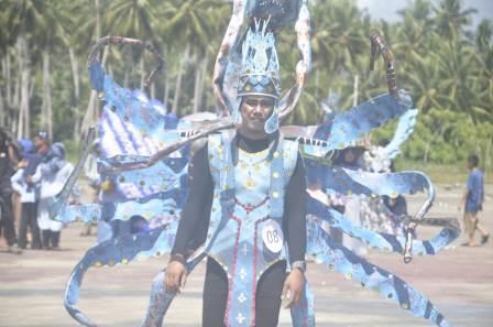 Peserta Fashion Karnaval Tampil Atraktif dengan Barang Bekas di FTT Parimo