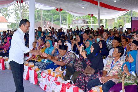 Presiden dan Ibu Iriana Cek Penyaluran Bantuan Pangan di Kota Salatiga