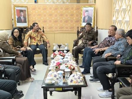 Gubernur Sambut Kedatangan Chairul Tanjung.