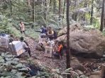 b6 Tiga Hari Lalui Medan Extrim dan Berbekal Seadanya, Empat Anggota Polri Jalan Kaki Kawal Logistik Pemilu