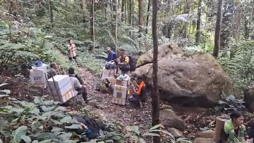 Tiga Hari Lalui Medan Extrim dan Berbekal Seadanya, Empat Anggota Polri Jalan Kaki Kawal Logistik Pemilu
