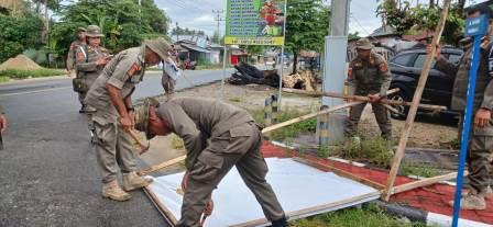 Satpol PP dan Bawaslu Parimo Bersihkan APK Pemilu