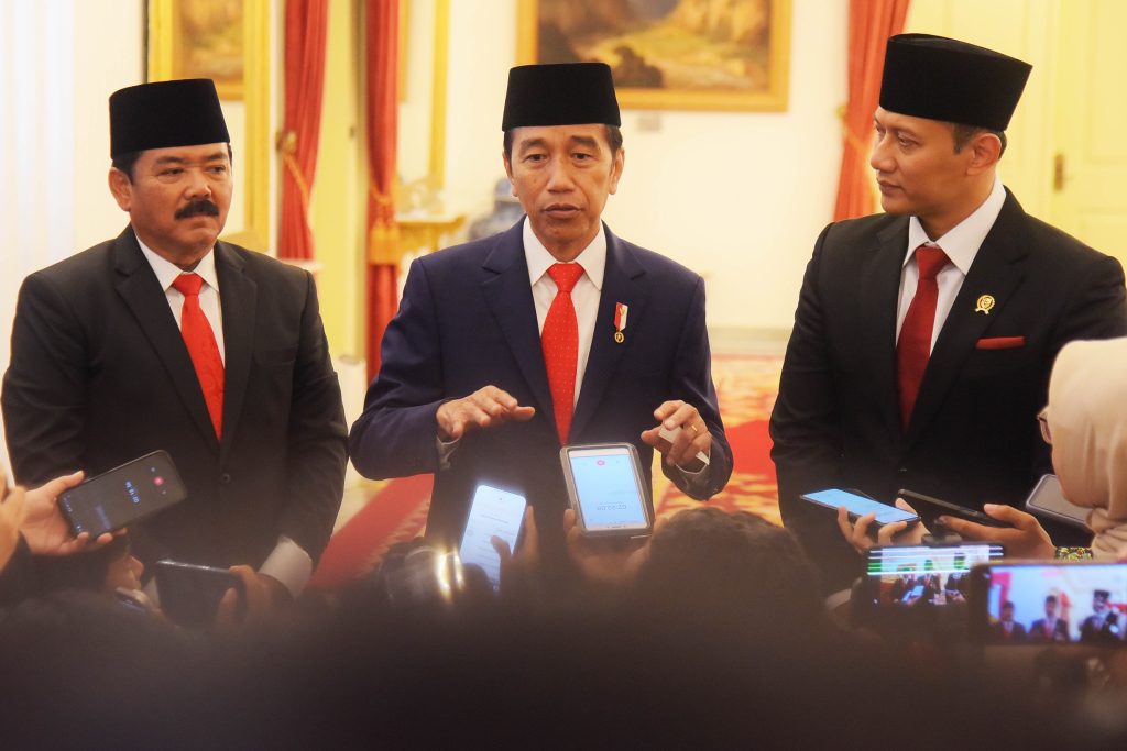 Jokowi Lantik Hadi Tjahjanto Jadi Menko Polhukam dan AHY Jadi Menteri ATR
