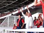 Jokowi Acungkan Jempolnya untuk Desain Baru Jersey Timnas