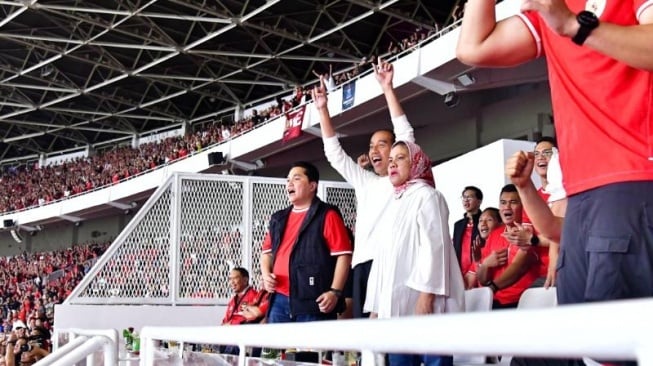 Jokowi Acungkan Jempolnya untuk Desain Baru Jersey Timnas