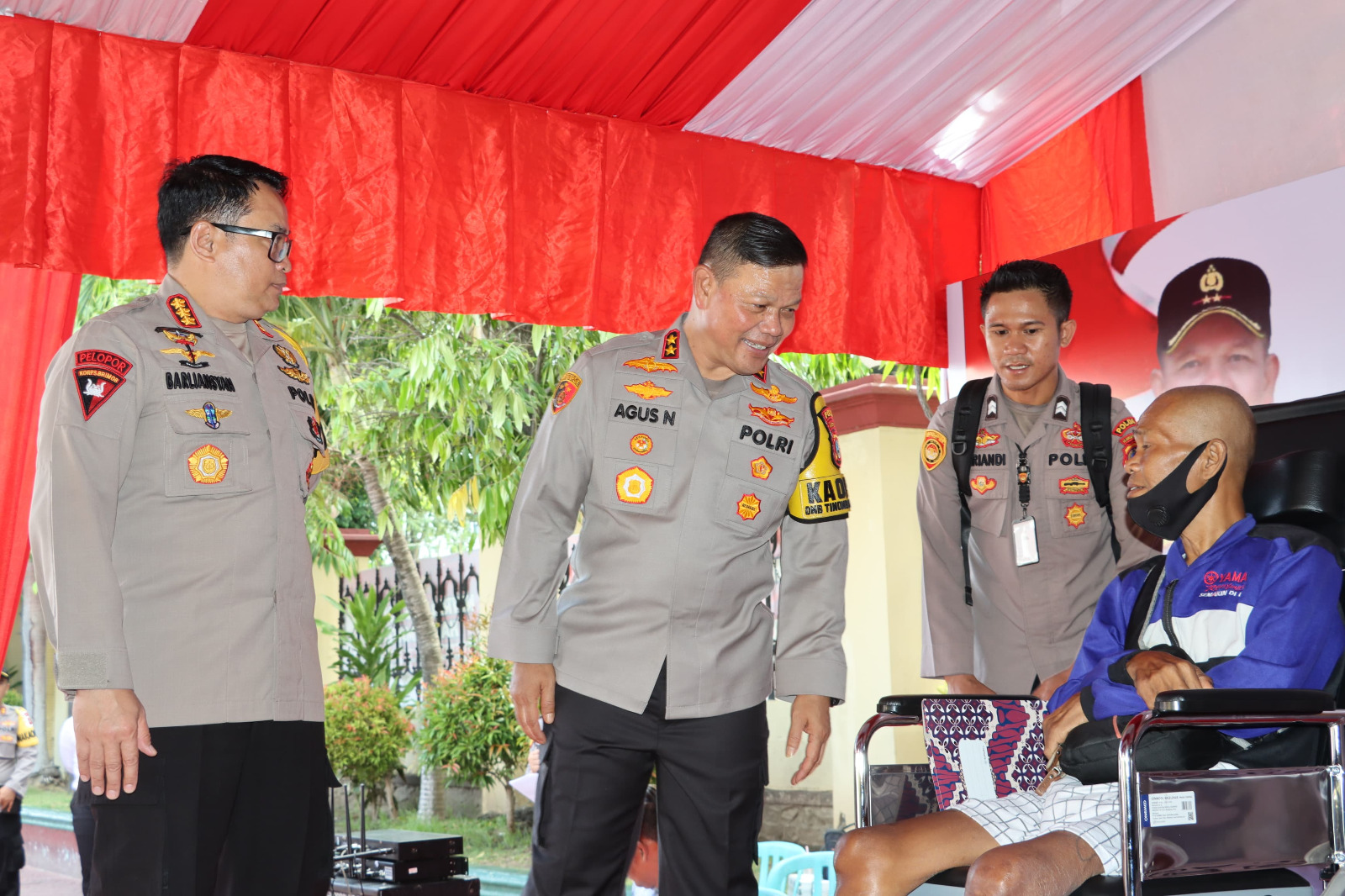Berkunjung ke Polresta Palu, Kapolda Sulteng Bagikan Bantuan Sembako dan Kursi Roda