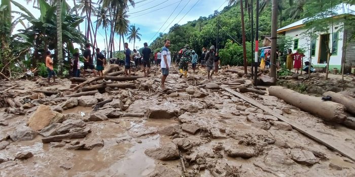 Diterjang Banjir, Akses Jalan Trans Sulawesi Desa Uwevolo Parimo Tertutup Lumpur dan Kayu