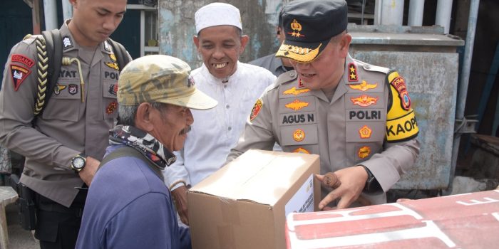 Kapolda Sulteng Berbagi Kasih dengan Warga dan Warakawuri Jelang Hari Bhayangkara