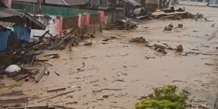 Desa Wombo Kalonggo Dilanda Banjir Bandang, Jembatan Putus dan Sekolah Terdampak