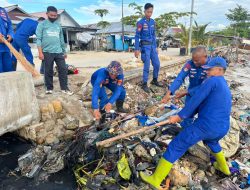 Aparat Bersama Masyarakat Gelar Kurve Bersih Pantai Bantaya