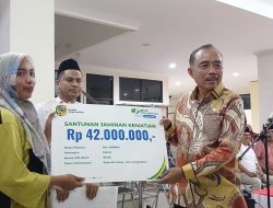 Di Momen Bukber, DPRD Parimo Serahkan Santunan Kematian bagi Pekerja Terdaftar
