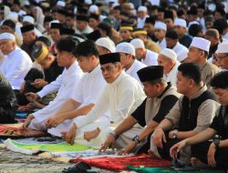 Pemda Parimo Gelar Sholat Id Bersama, Jamaah Padati Halaman Kantor Bupati