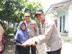 Kapolres Parimo Salurkan Bansos untuk 180 Warga