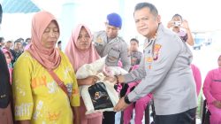 Kapolres Parimo Pimpin Langsung Penyaluran Bantuan Sembako Warga Pesisir