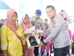 Kapolres Parimo Pimpin Langsung Penyaluran Bantuan Sembako Warga Pesisir
