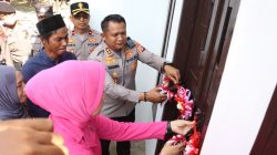 Momen Hari Bhayangkara ke-80, Kapolres Parimo Serahkan Bantuan Bedah Rumah
