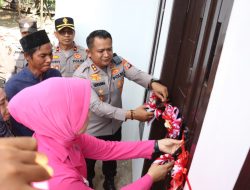 Momen Hari Bhayangkara ke-80, Kapolres Parimo Serahkan Bantuan Bedah Rumah
