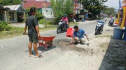 Khawatir Picu Kecelakaan, Warga Bantaya Perbaiki Jalan Rusak Secara Mandiri