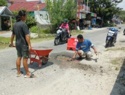 Khawatir Picu Kecelakaan, Warga Bantaya Perbaiki Jalan Rusak Secara Mandiri