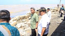 Tanggul Pengaman Rusak, Wabup Parimo Tinjau Abrasi Pantai di Desa Sidoan