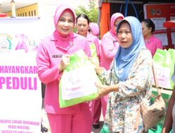 Peduli Korban Banjir Avolua, Polres Parimo Salurkan Puluhan Paket Bansos