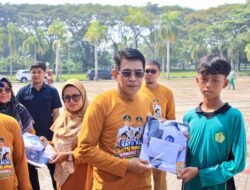Bupati Parimo Serahkan Seragam Sekolah Gratis Bagi Ribuan Siswa MTs
