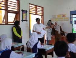 Dukung Digitalisasi Sekolah, Bupati Parimo Tinjau Papan Digital SMP Mepanga
